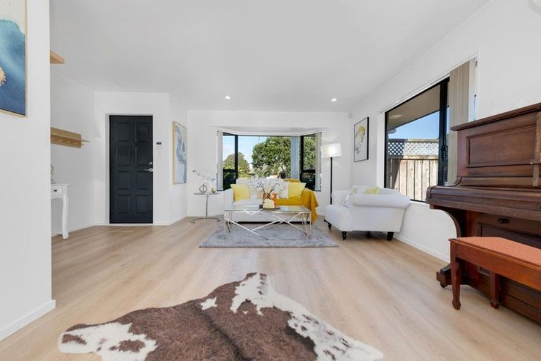 Photo of property in 6 Frank Bunce Grove, Flat Bush, Auckland, 2019