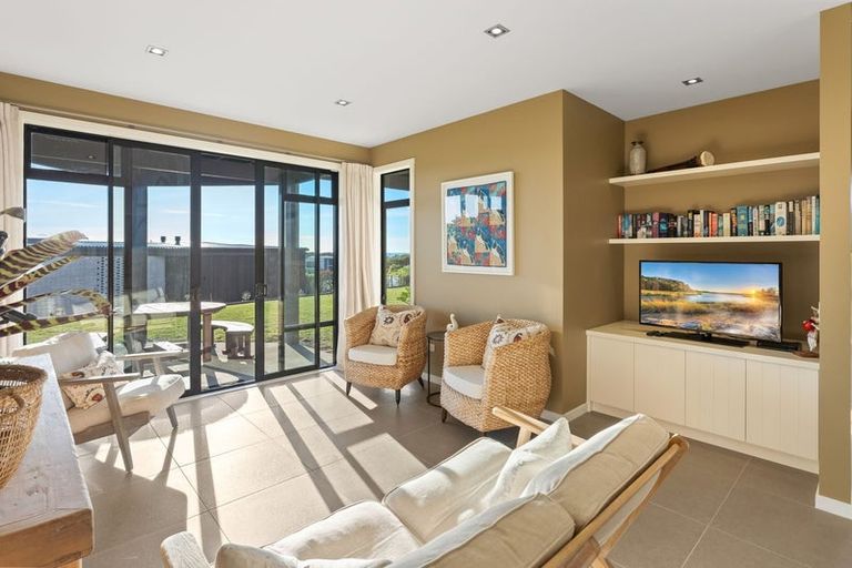 Photo of property in 8 Beachview Grove, Peka Peka, Waikanae, 5391