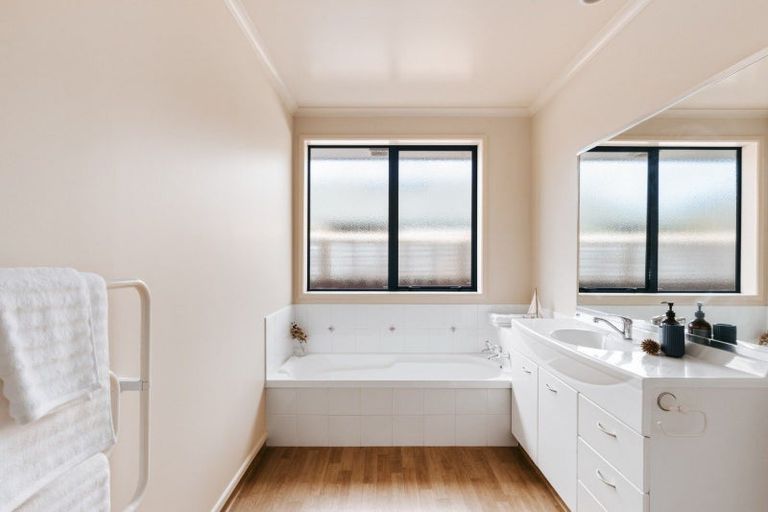 Photo of property in 25 Beachmere Place, Papamoa Beach, Papamoa, 3118