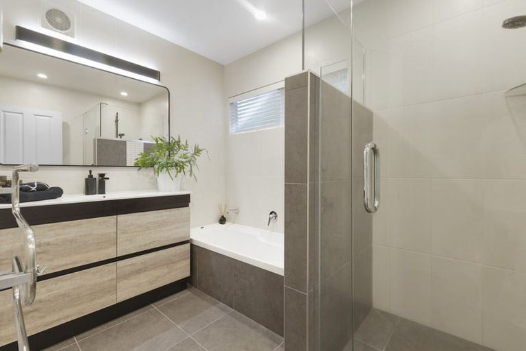 Photo of property in 49a The Esplanade, Eastern Beach, Auckland, 2012