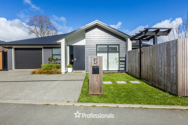 Photo of property in 5 Nikau Lane, Timberlea, Upper Hutt, 5018