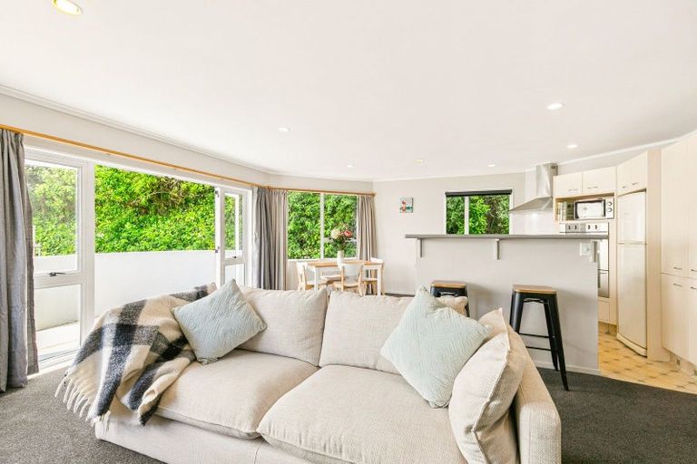 Photo of property in 5 Erskine Close, Island Bay, Wellington, 6023