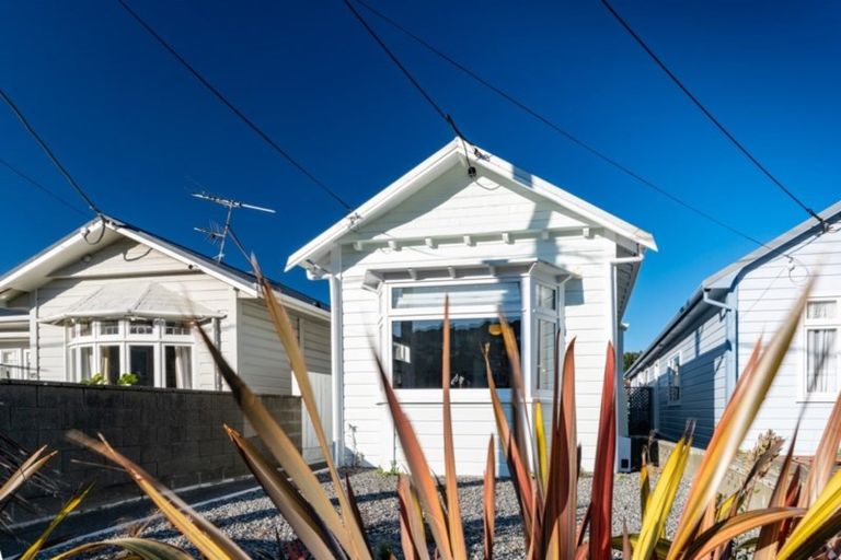 Photo of property in 187 Onepu Road, Lyall Bay, Wellington, 6022