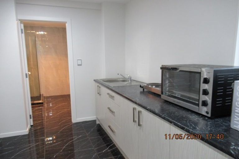 Photo of property in 5 Fernhaven Place, Massey, Auckland, 0614