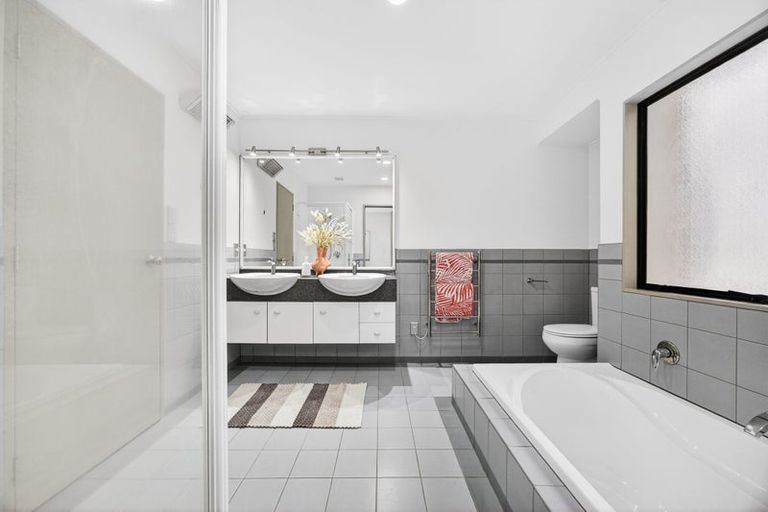 Photo of property in 1/70b Carlisle Road, Browns Bay, Auckland, 0632