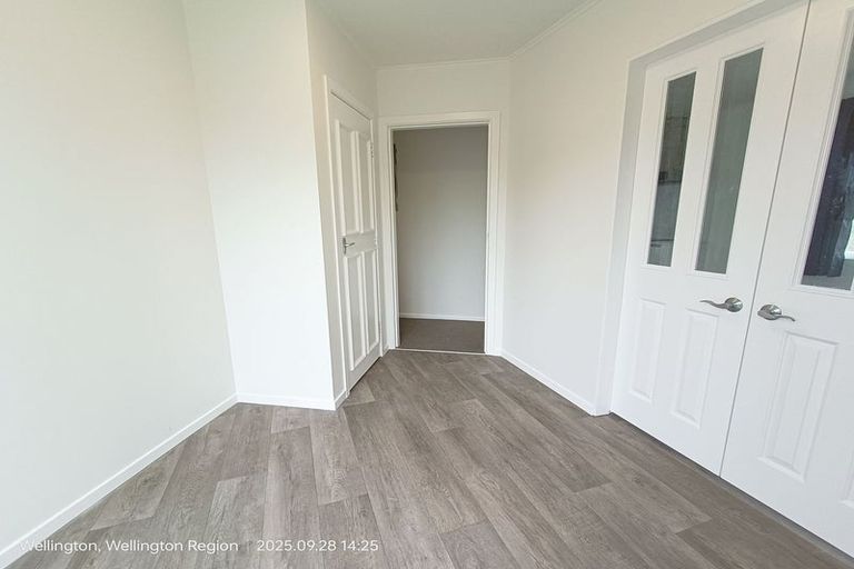 Photo of property in 35 Kenmore Street, Newlands, Wellington, 6037