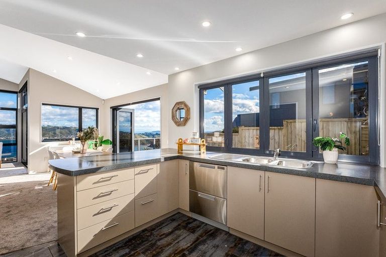 Photo of property in 6 Seascape View, Paremata, Porirua, 5024