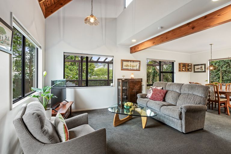 Photo of property in 3 Lantana Road, Green Bay, Auckland, 0604