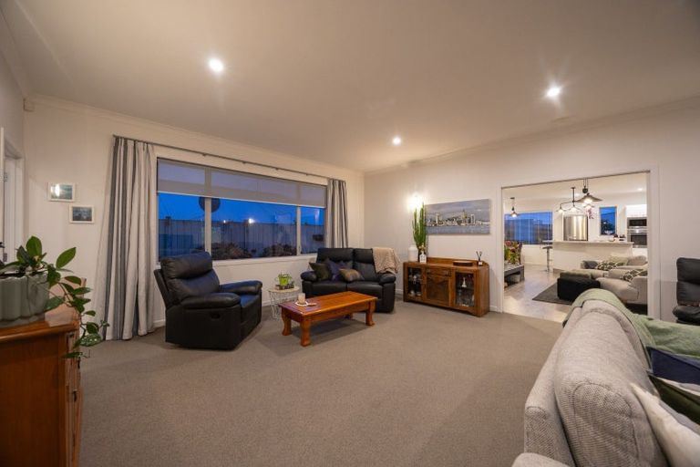 Photo of property in 100 Ruapehu Drive, Fitzherbert, Palmerston North, 4410