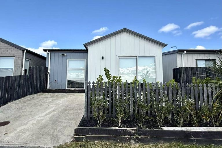 Photo of property in 35 Red Hills Road, Massey, Auckland, 0614