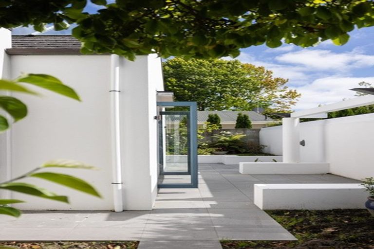 Photo of property in 2 Garden Road, Merivale, Christchurch, 8014
