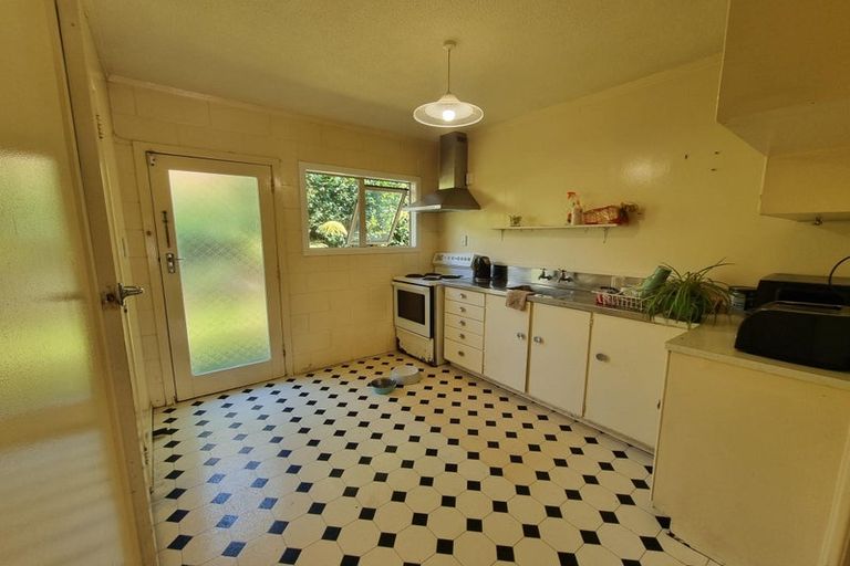 Photo of property in 2 Konini Road, Titirangi, Auckland, 0604