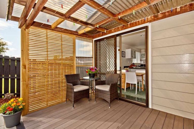 Photo of property in 44 Kemp Road, Massey, Auckland, 0614