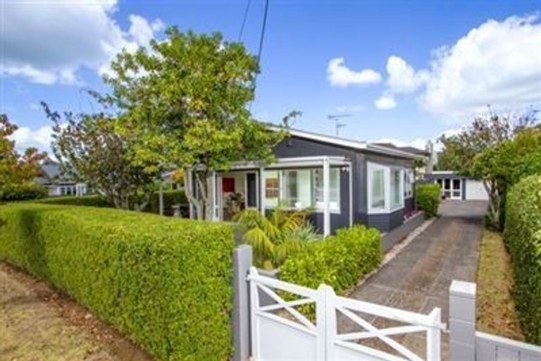 Photo of property in 1 Frater Avenue, Milford, Auckland, 0620