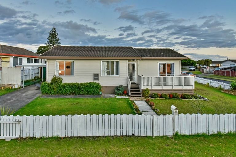 Photo of property in 2/18 Etherton Drive, Weymouth, Auckland, 2103