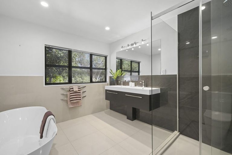 Photo of property in 8 Valley View, Mount Pleasant, Christchurch, 8081