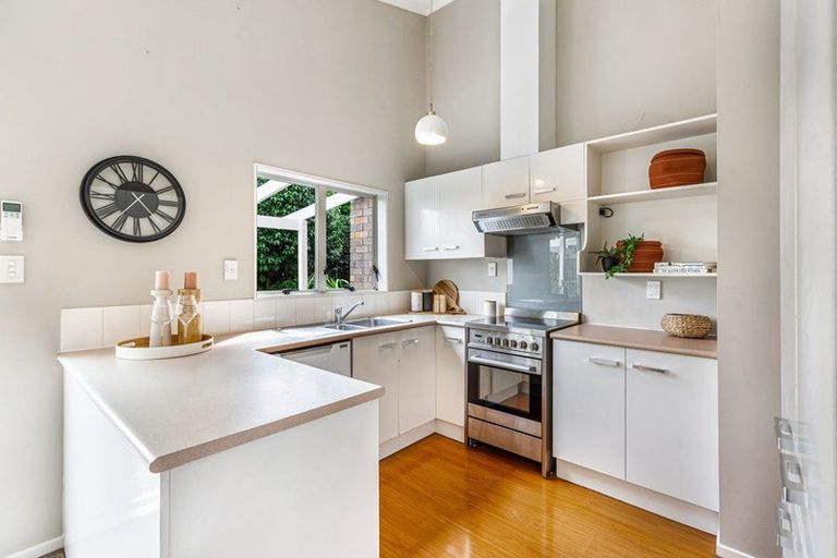 Photo of property in 3 Meynell Court, Glen Eden, Auckland, 0602