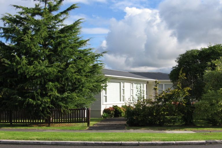 Photo of property in 44 Gloria Avenue, Te Atatu Peninsula, Auckland, 0610