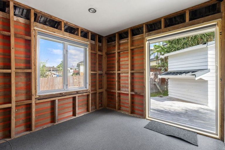 Photo of property in 103a Roberts Road, Te Atatu South, Auckland, 0610