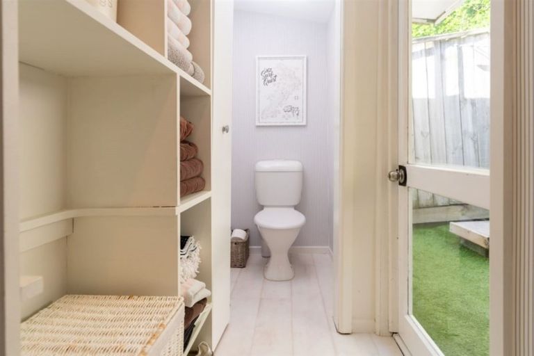 Photo of property in 278 Queens Drive, Lyall Bay, Wellington, 6022