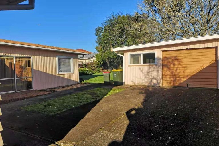Photo of property in 10 Clendon Place, Manurewa, Auckland, 2102
