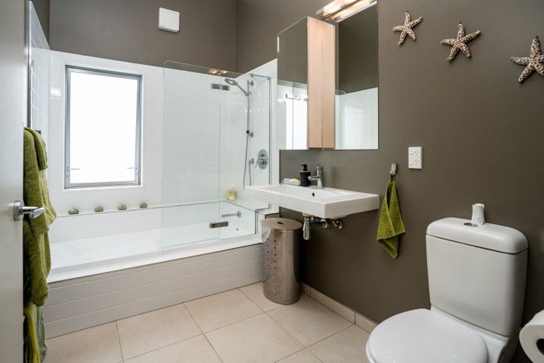 Photo of property in 37 Tiketike Way, Brooklyn, Wellington, 6021