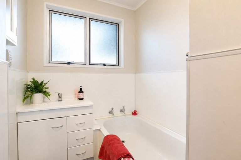 Photo of property in 76 Oakfield Crescent, Pukete, Hamilton, 3200