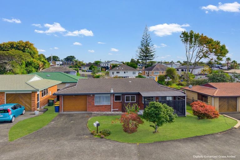 Photo of property in 52 Bodi Place, Te Atatu South, Auckland, 0610