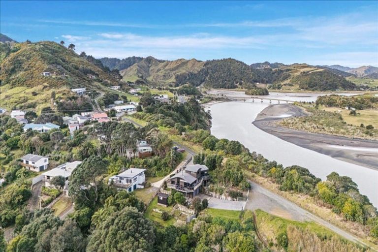 Photo of property in 12 Takarei Terrace, Mokau, 4376