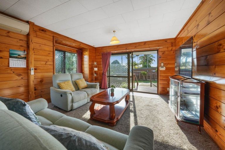 Photo of property in 13a Ward Crescent, Te Atatu Peninsula, Auckland, 0610