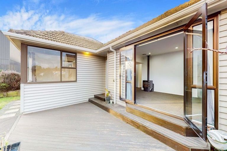 Photo of property in 14c Bracken Road, Newlands, Wellington, 6037