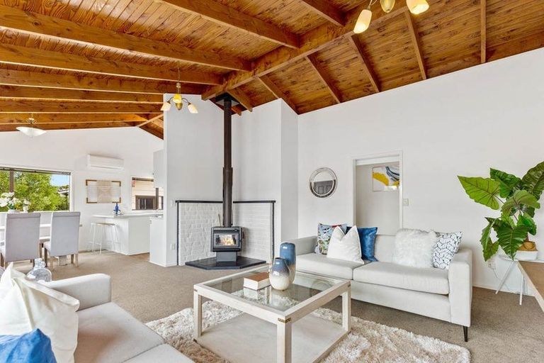 Photo of property in 116 Whangaparaoa Road, Red Beach, 0932