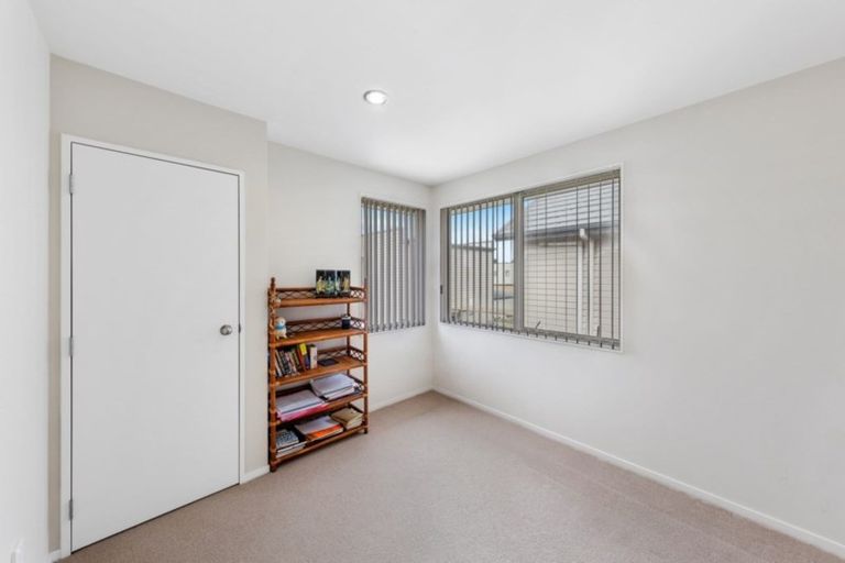 Photo of property in 25 Phar Lap Crescent, Takanini, 2112