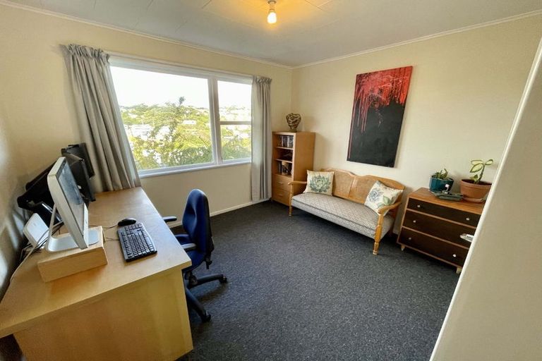 Photo of property in 7 Innes Way, Newlands, Wellington, 6037