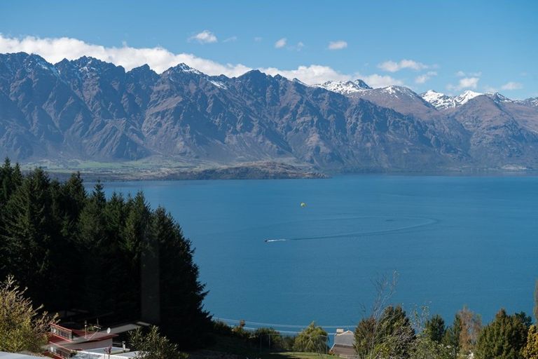 Photo of property in 67 Wynyard Crescent, Fernhill, Queenstown, 9300