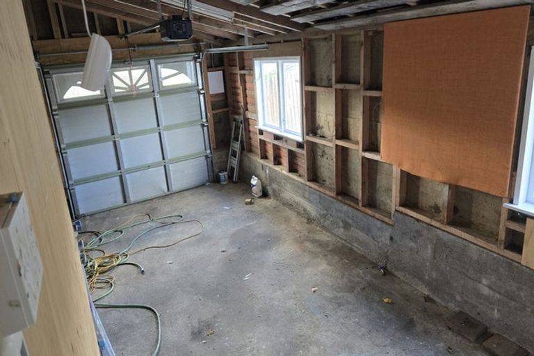 Photo of property in 19 Pinkerton Grove, Newlands, Wellington, 6037