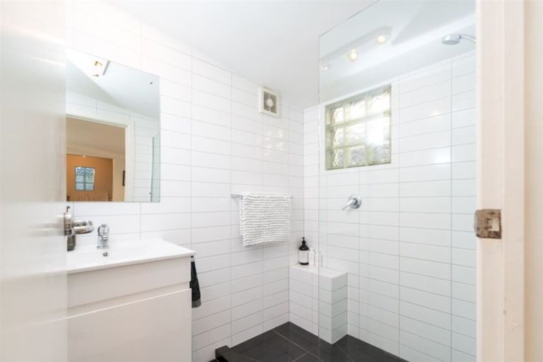 Photo of property in 278 Queens Drive, Lyall Bay, Wellington, 6022