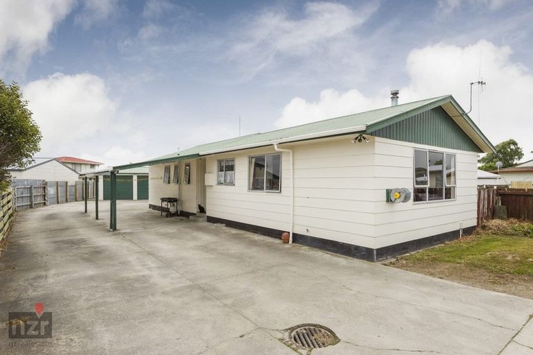 Photo of property in 26 Cumberland Place, Kelvin Grove, Palmerston North, 4414