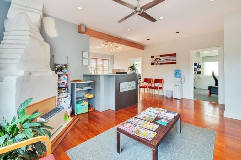 Photo of property in 2/61 Shakespeare Road, Milford, Auckland, 0620