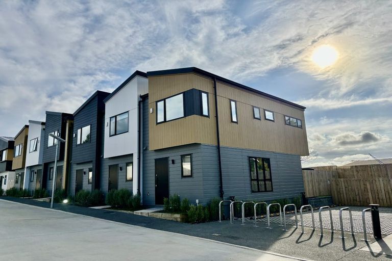 Photo of property in 4/241 Don Buck Road, Massey, Auckland, 0614