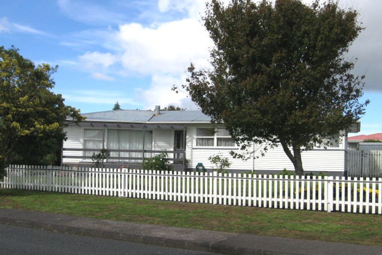 Photo of property in 7 Clinton Avenue, Te Atatu Peninsula, Auckland, 0610