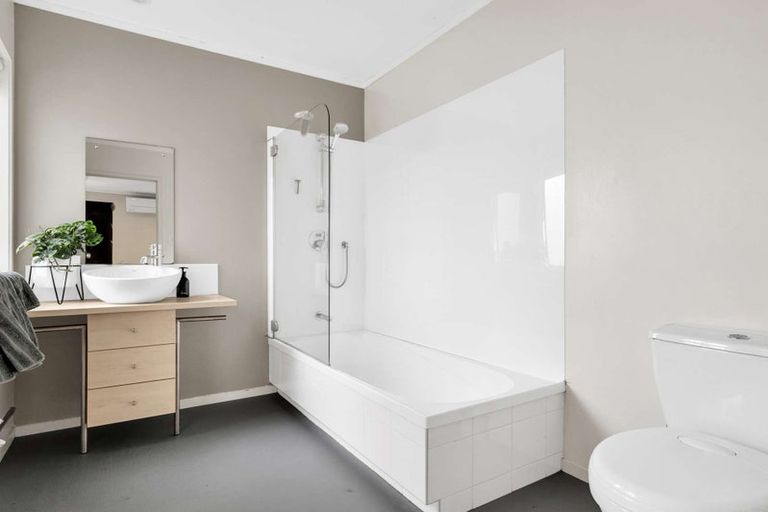 Photo of property in 1 Melia Place, Stanmore Bay, Whangaparaoa, 0932