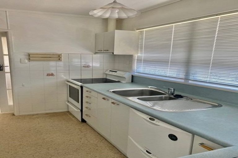 Photo of property in 6 Grimshaw Place, Henderson, Auckland, 0612