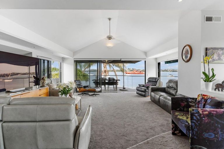 Photo of property in 14 The Parade, Bucklands Beach, Auckland, 2012