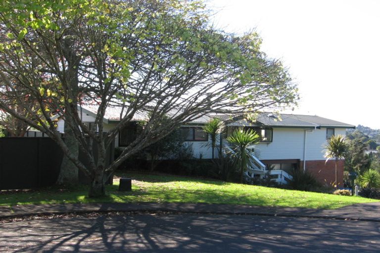 Photo of property in 22 Longfellow Parade, Glen Eden, Auckland, 0604