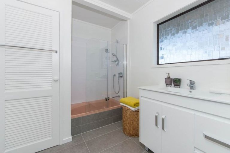 Photo of property in 11 Kayle Glen, West Harbour, Auckland, 0618