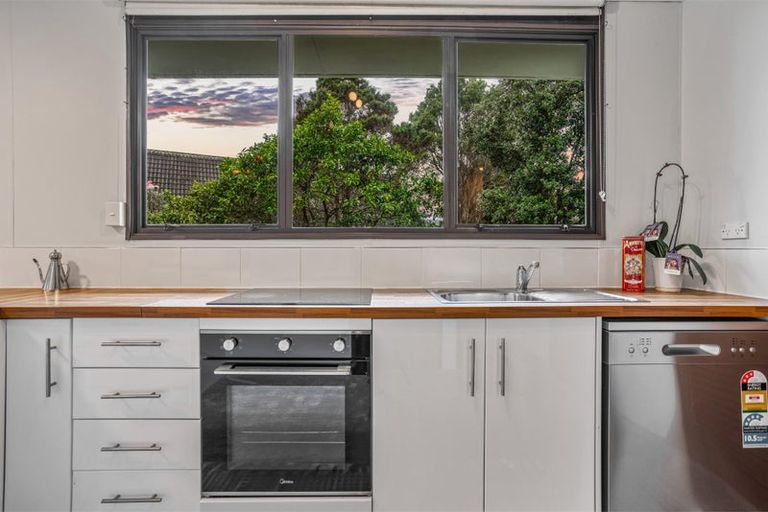 Photo of property in 2/5 Compass Place, Te Atatu Peninsula, Auckland, 0610