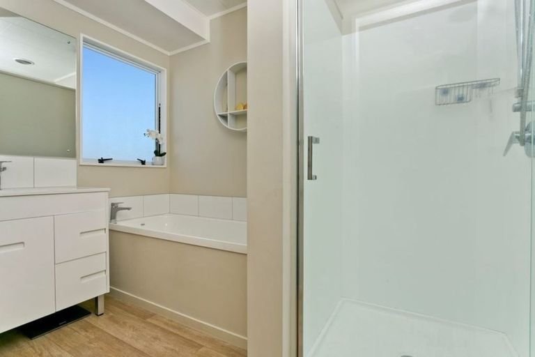 Photo of property in 4 Rook Place, Unsworth Heights, Auckland, 0632