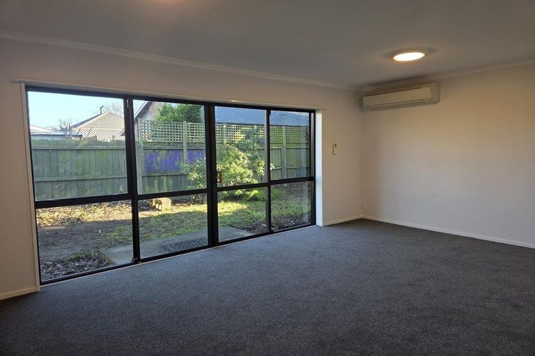 Photo of property in 2/3 Pinehurst Crescent, Russley, Christchurch, 8042