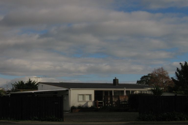 Photo of property in 3 Nimmo Avenue West, Waikanae, 5036